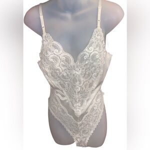VINTAGE BODY LITES BY JCPENNEY WHITE/CREAM LACE LINGERIE BODYSUIT
